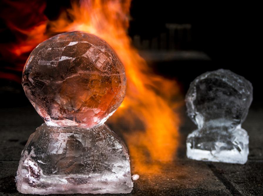 2 isskulpturer med ild bagved