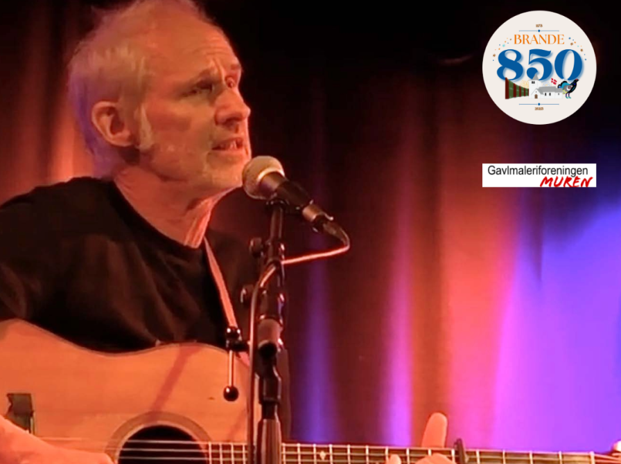 billede af mand som spiller guitar