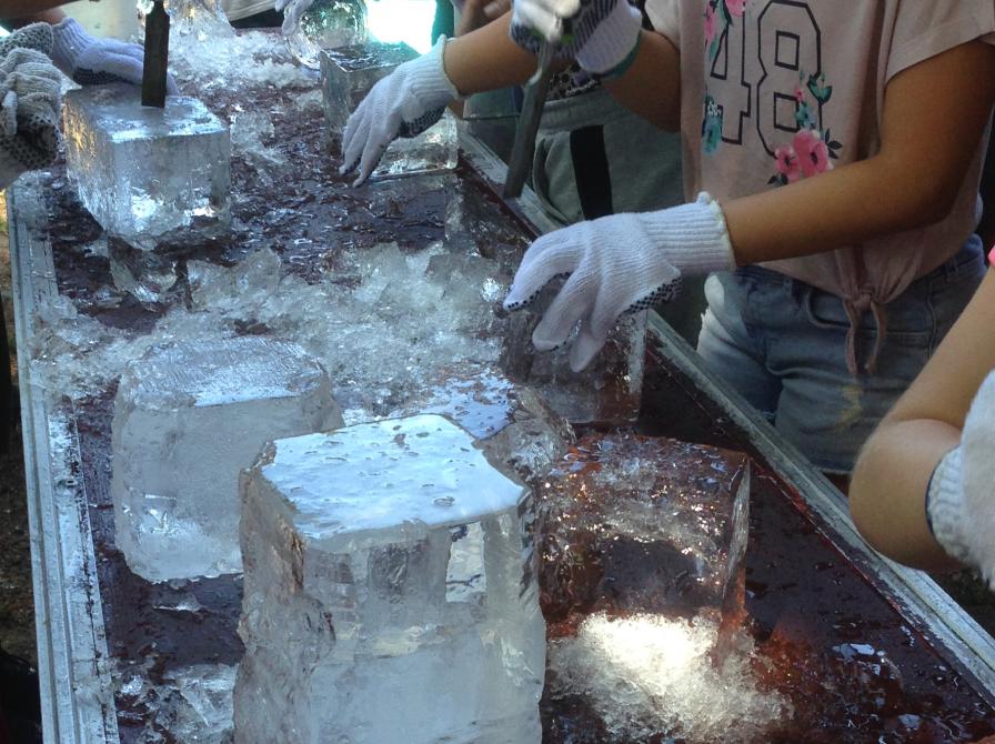 billede af flere børn der hugger i isblokke