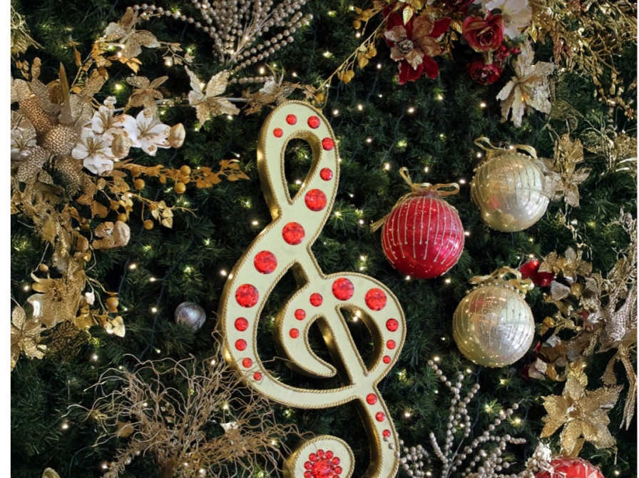 Billede af julepynt, en node og i baggrunden tørrede juleblomster