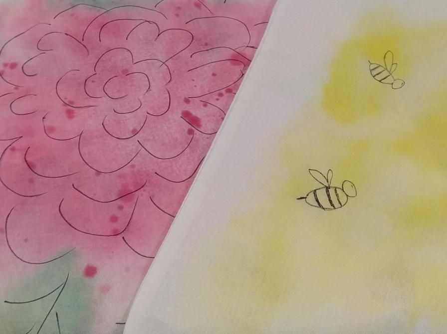 udsnit af 2 muleposer en lyserød rose og en gul med bier