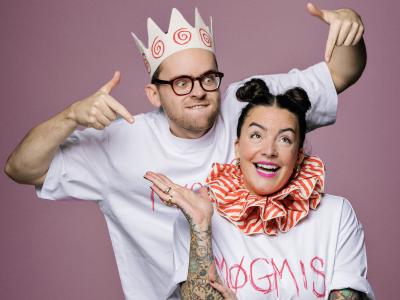billede af smilende mand og kvinde i t-shirt