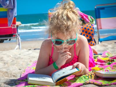 sommer pige læse på strand